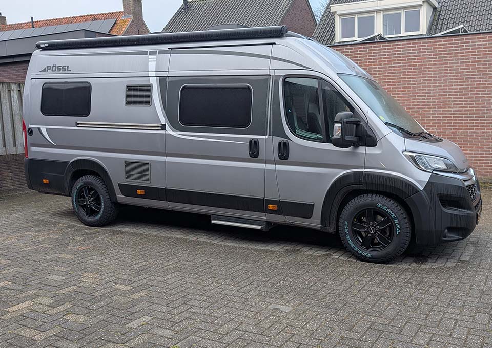Pössl Roadcruiser met matzwarte velgen en General Grabber AT banden