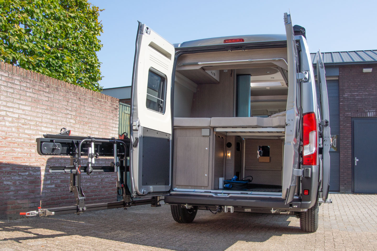 Pössl Roadcamp R met geopende achterdeuren