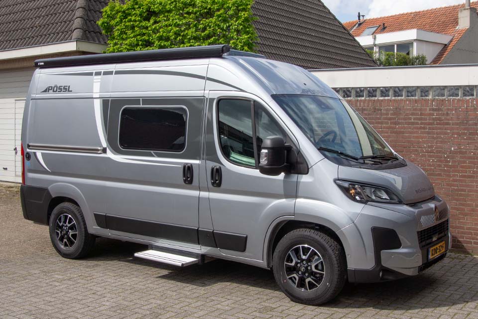 Possl Roadcamp R huurcamper heeft een koelkast die direct vanuit de schuifdeur te openen is