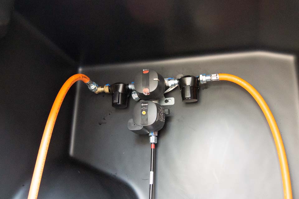 Truma Duo Control CS met hd-gasslangen met slangbreukventiel en gasfilter.