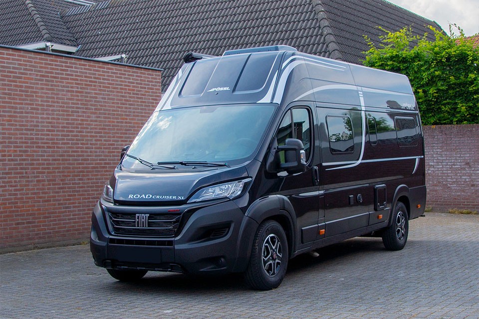 Pössl Roadcruiser XL huurcamper met automaat van buiten gezien met blik op de voorkant