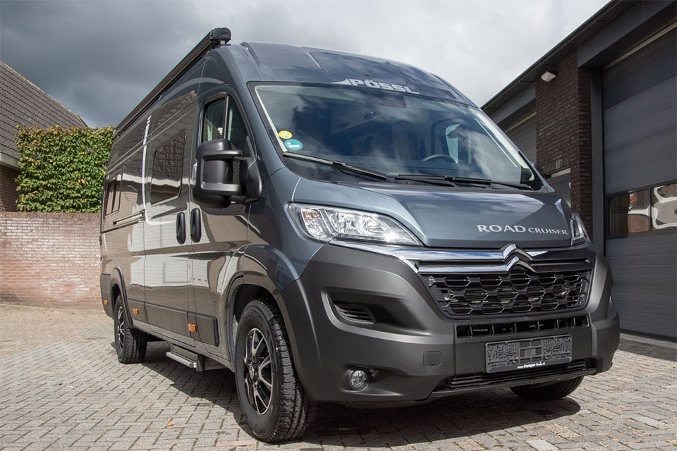 De buitenzijde van de Pössl Roadcruiser buscamper huurcamper