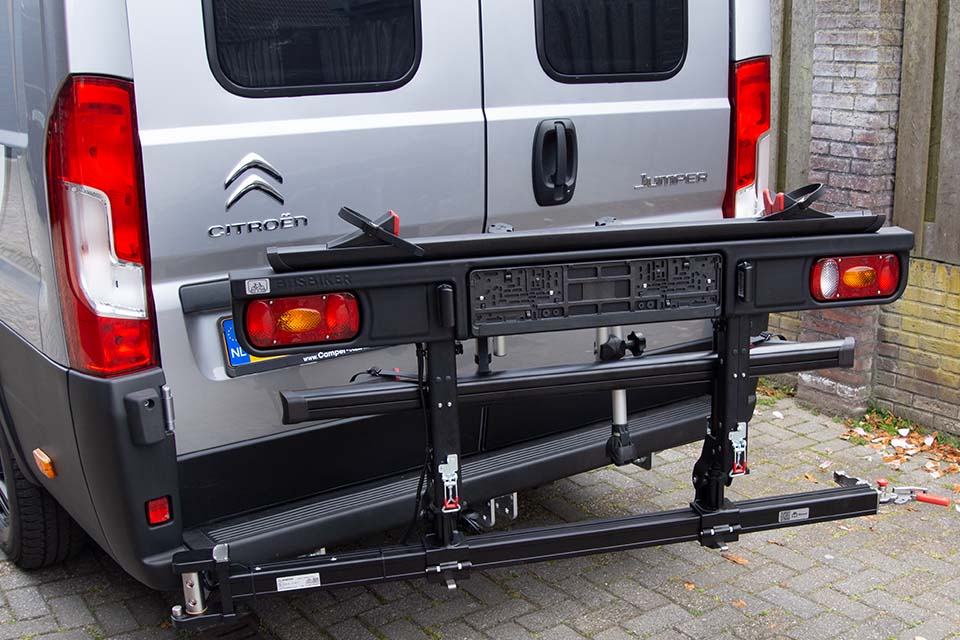P&ouml;ssl Roadcruiser met uitzwenkbare Busbiker fietsendrager 