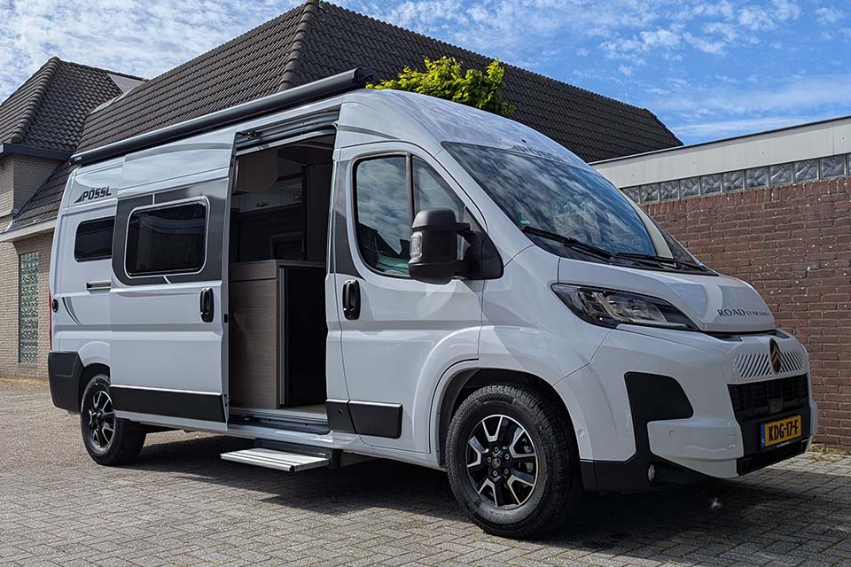 Buitenkant van de P&ouml;ssl Roadstar 600L met open schuifdeur te huur bij Campertrek camperverhuur