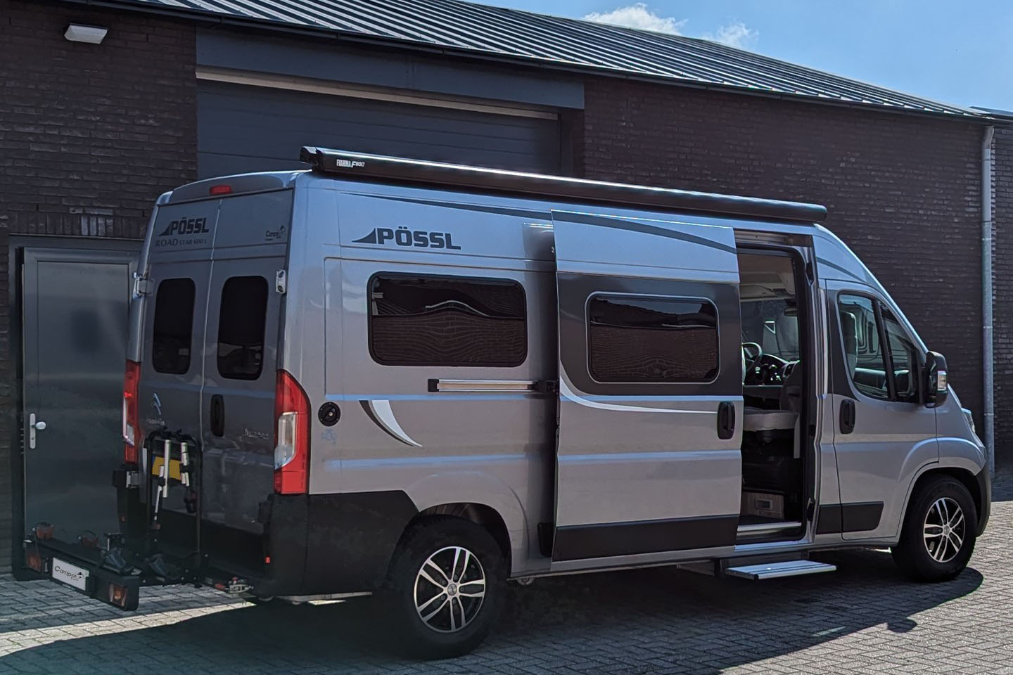 Pössl Roadstar 600L rechts achter met Busbiker fietsenrek