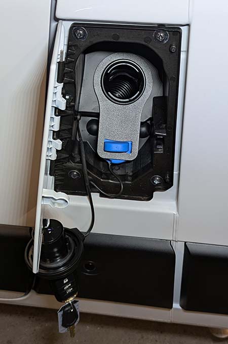 Het Adblue slot wordt over de dop van de Adbluetank en de vulopening van de dieseltank geplaatst