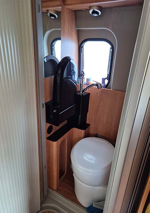 Badkamer van de Pössl Roadcamp R met opgeklapte wastafel