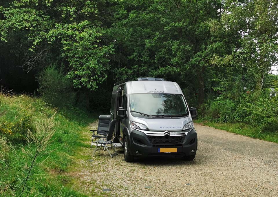 Pössl Roadcruiser met een matzwarte dakspoiler