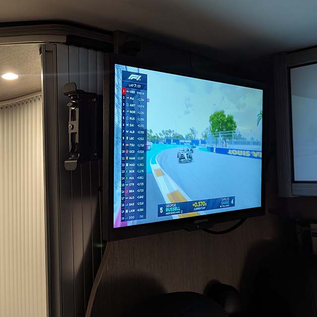 Alphatronics Smart-TV met uittrekbare en draaibare wandsteun in de P&ouml;ssl 2Win R Performance