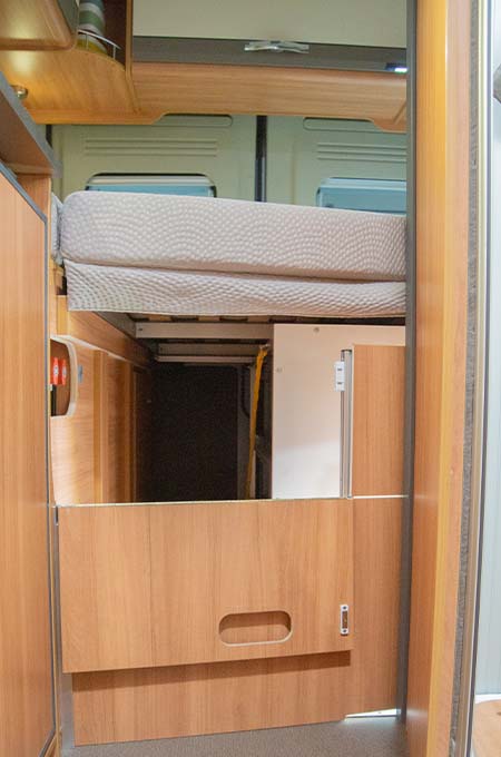 De klepkast onder het bed van de P&ouml;ssl Summit 600Plus zorgt voor toegang tot de bagageruimte van binnen uit