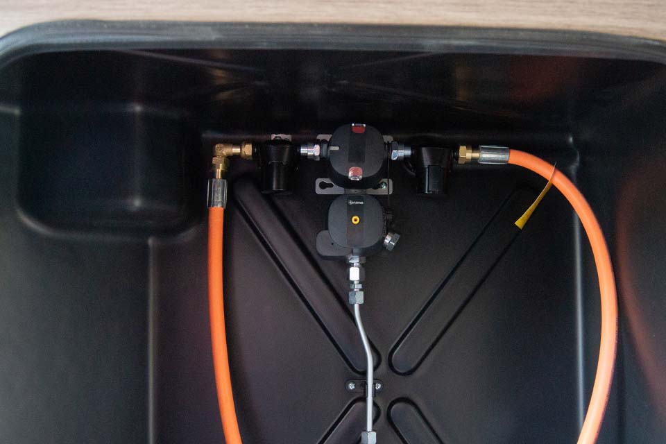 De P&ouml;ssl Roadcruiser is heeft een gasflessenkast die m.u.v. het deurtje volledig uit kunststof bestaat en is uitgerust met de Truma DuoControl met crashsensor 