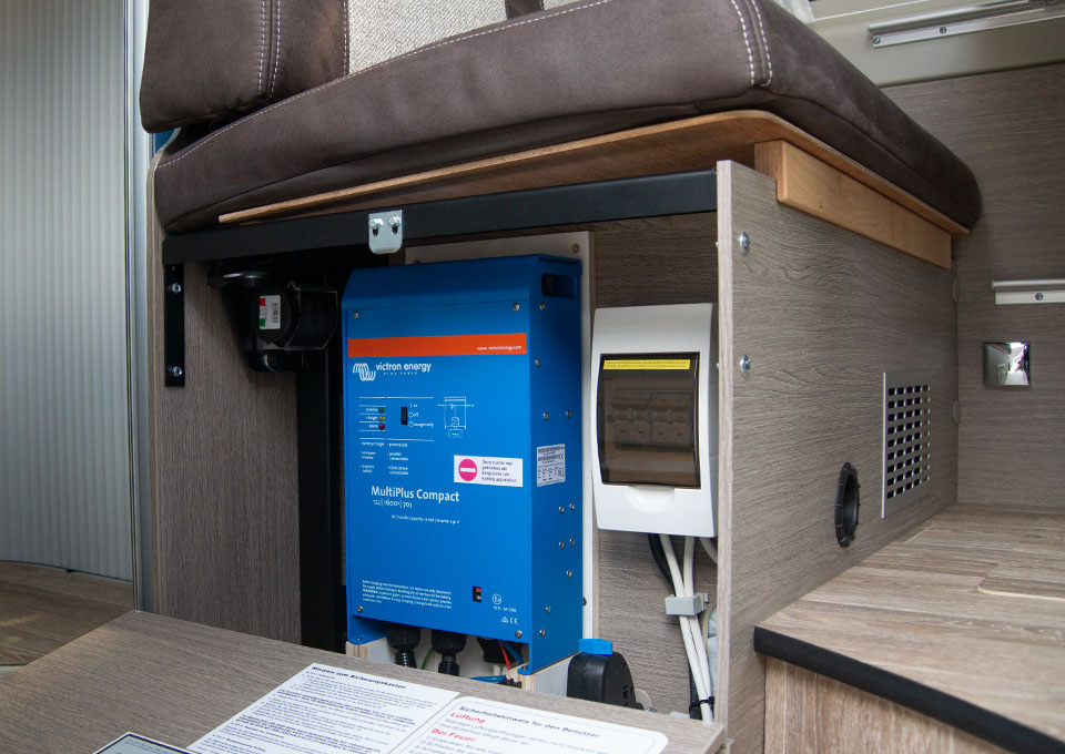 Victron Multiplus lader en omvormer in één ingebouwd in een Pössl Roadcruiser