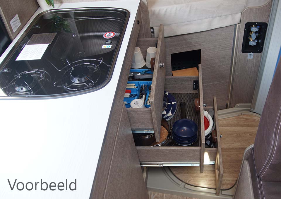 Een camper huren met inventaris, voorbeeld van de huisraad in de keukenlades