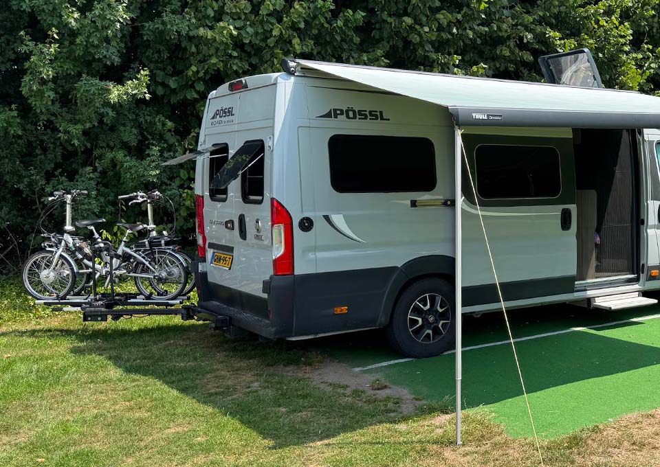 P&ouml;ssl Roadcruiser 2021 met VanSwing draaibare module voor trekhaak fietsendrager zodat achterdeuren vrij bereikbaar zijn 