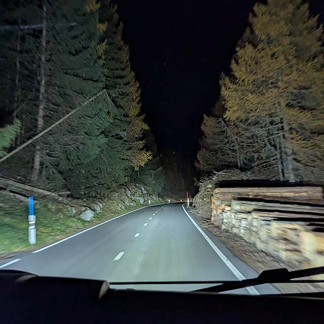 Led autolampen in combinatie met led verstralers zorgen voor enorm veel helder licht op een verlaten pikdonkere weg