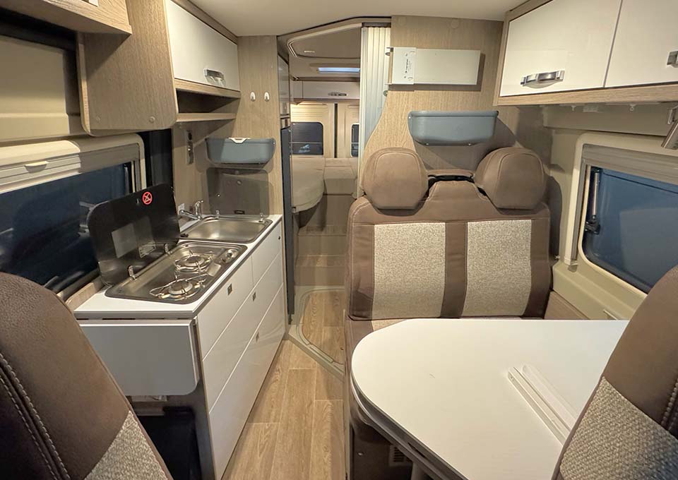 Interieur in Elegance uitvoering met Marais bekleding, lengtebedden en Slimtower koelkast