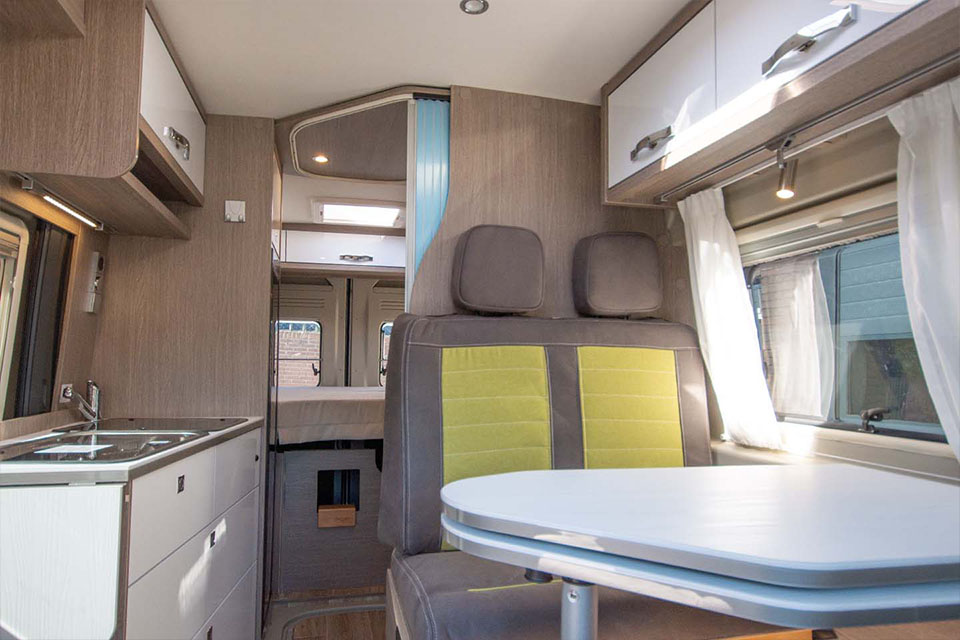 Interieur van een Pössl 2Win R Plus buscamper om te huren voor een mooie campervakantie