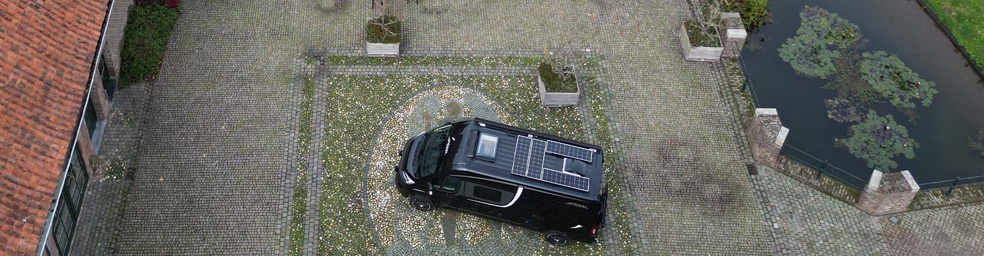 Op het dak van de P&ouml;ssl 2Win R Performance zijn 4x 110W zonnepanelen geplaats met in het mini-heki dakluik een Maxxfan dakventilator