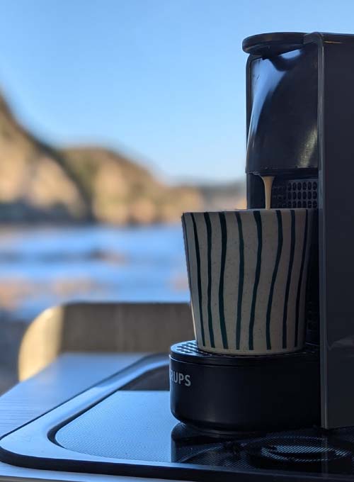 Onderweg met de P&ouml;ssl 2Win R Performance kun je overal offgrid koffie zetten met een Nespresso
