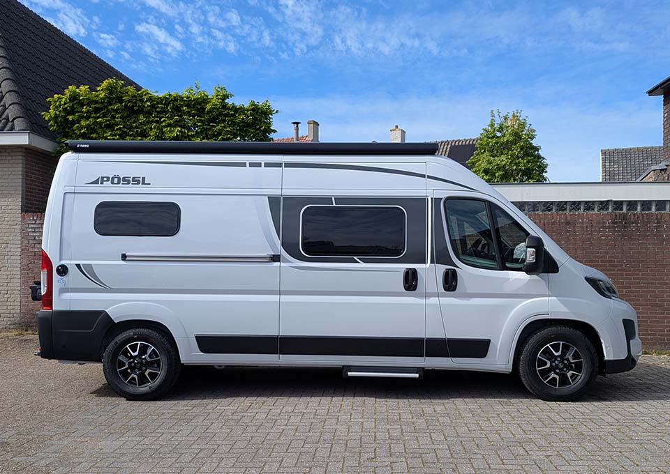 Rechterzijde van de P&ouml;ssl Roadstar 600L te koop bij Campertrek Buscampers.